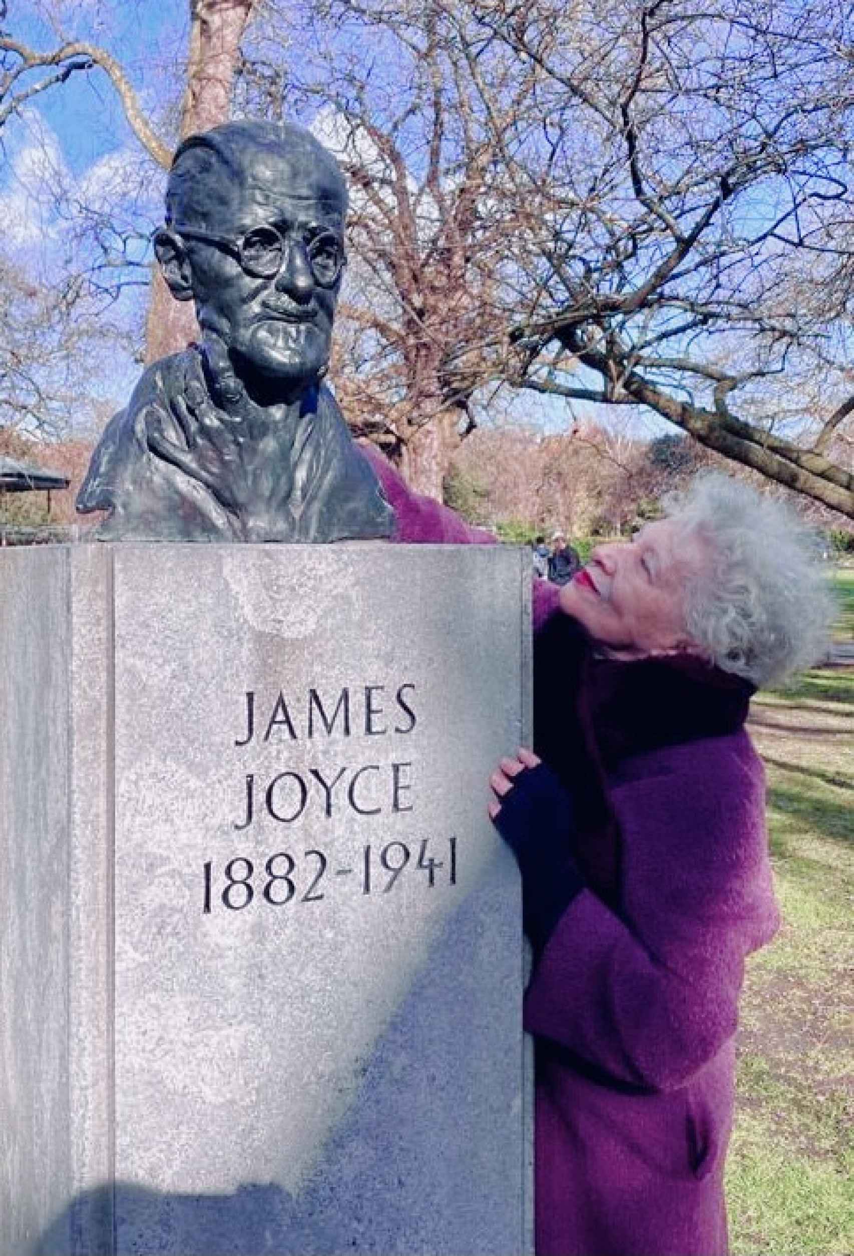Magüi Mira junto a un busto de James Joyce en Dublín