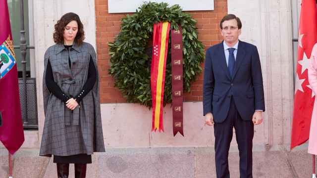 La presidenta de la Comunidad de Madrid, Isabel Díaz Ayuso, y el alcalde de la capital, José Luis Martínez-Almeida, en el acto de homenaje a las víctimas del 11-M.