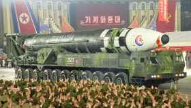 Exhibición de un misil en un desfile militar de Corea del Norte