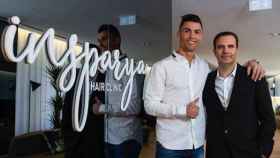 Cristiano Ronaldo en su clínica capilar con Paulo Ramos, cofundador del grupo portugués.