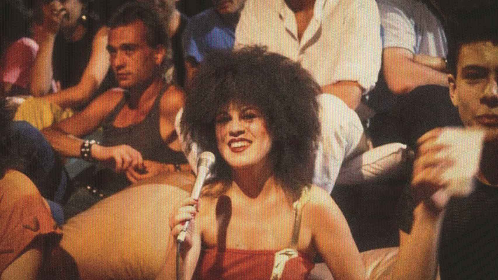 Paloma Chamorro, con su look característico, dirigió y presentó 'La edad de oro' (1983-1985) en directo siempre rodeada de público