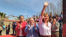 La ministra de Educación, Pilar Alegría (1d), el secretario general del PSOE de Murcia, José Vélez, y la alcaldesa de Calasparra, Teresa García, este sábado, en el recinto ferial de Calasparra, donde se ha presentado la candidatura de Vélez para las próximas elecciones autonómicas.