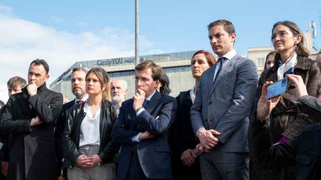 Mónica García, entre José Luis Martínez-Almeida y Juan Lobato, este sábado en un homenaje a las víctimas del 11-M.