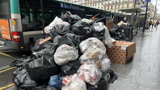 Los basureros de París seguirán de huelga al menos hasta el miércoles