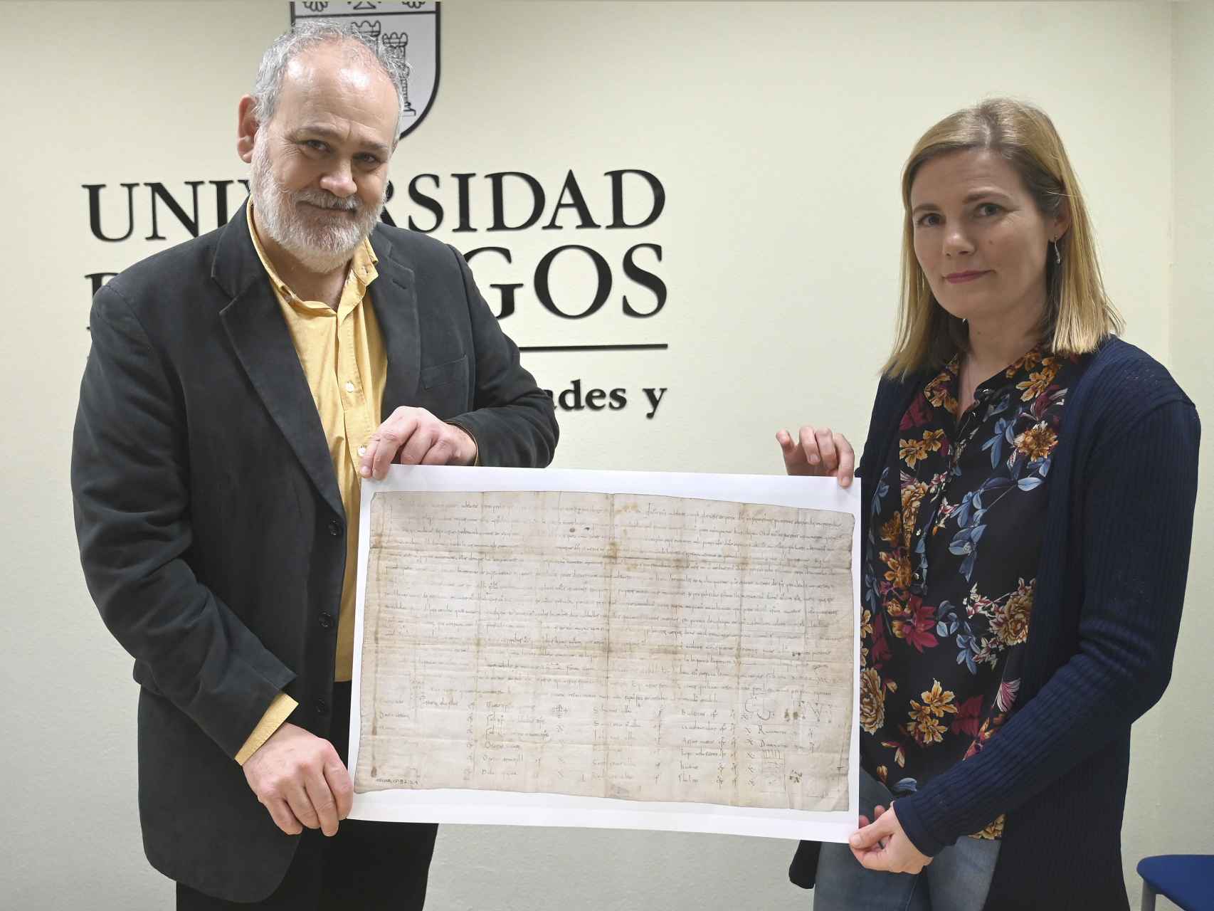 La investigadora de la UBU, Sonia Serna, y el investigador del Instituto de Historia del CSIC, Julio Escalona, con uno de los manuscritos investigados