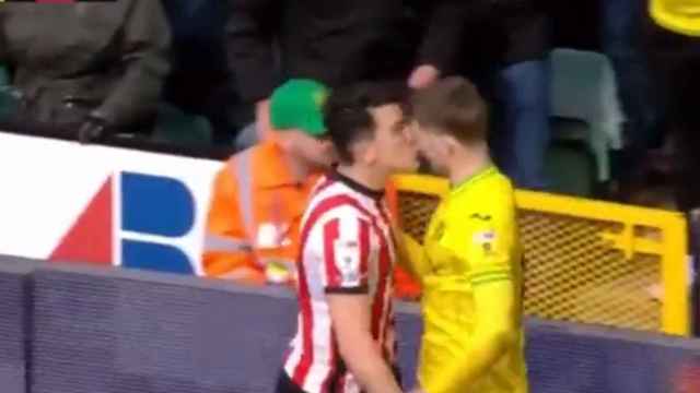 El momento en el O'Nien le tira el beso al jugador del Norwich.