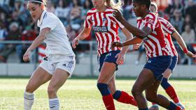 Esther González intenta jugar un balón ante la defensa del Atlético de Madrid