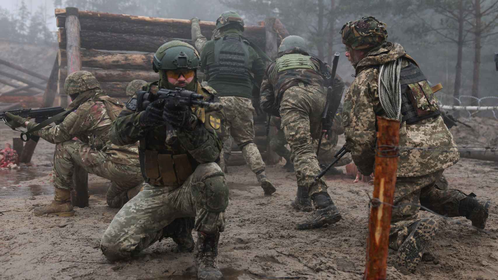 Soldados ucranianos participan en un simulacro militar de entrenamiento de combate