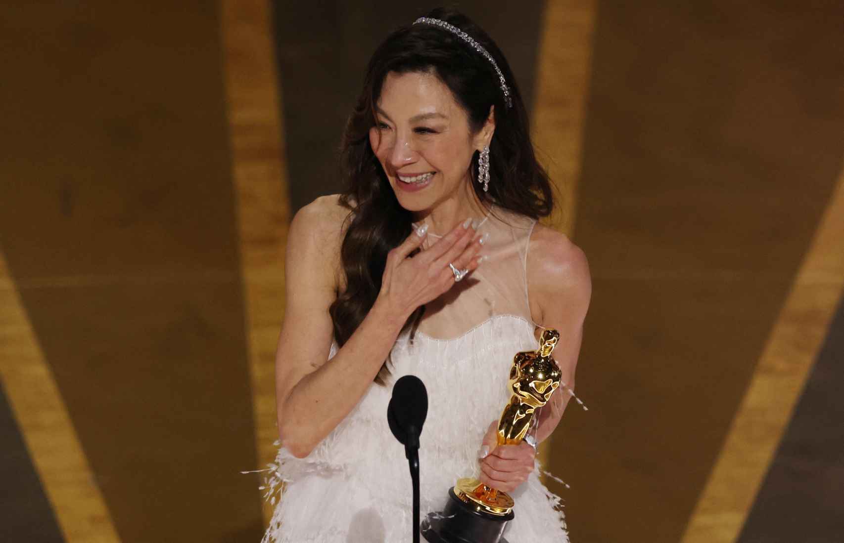 Michelle Yeoh, recibiendo su galardón. Foto: Reuters