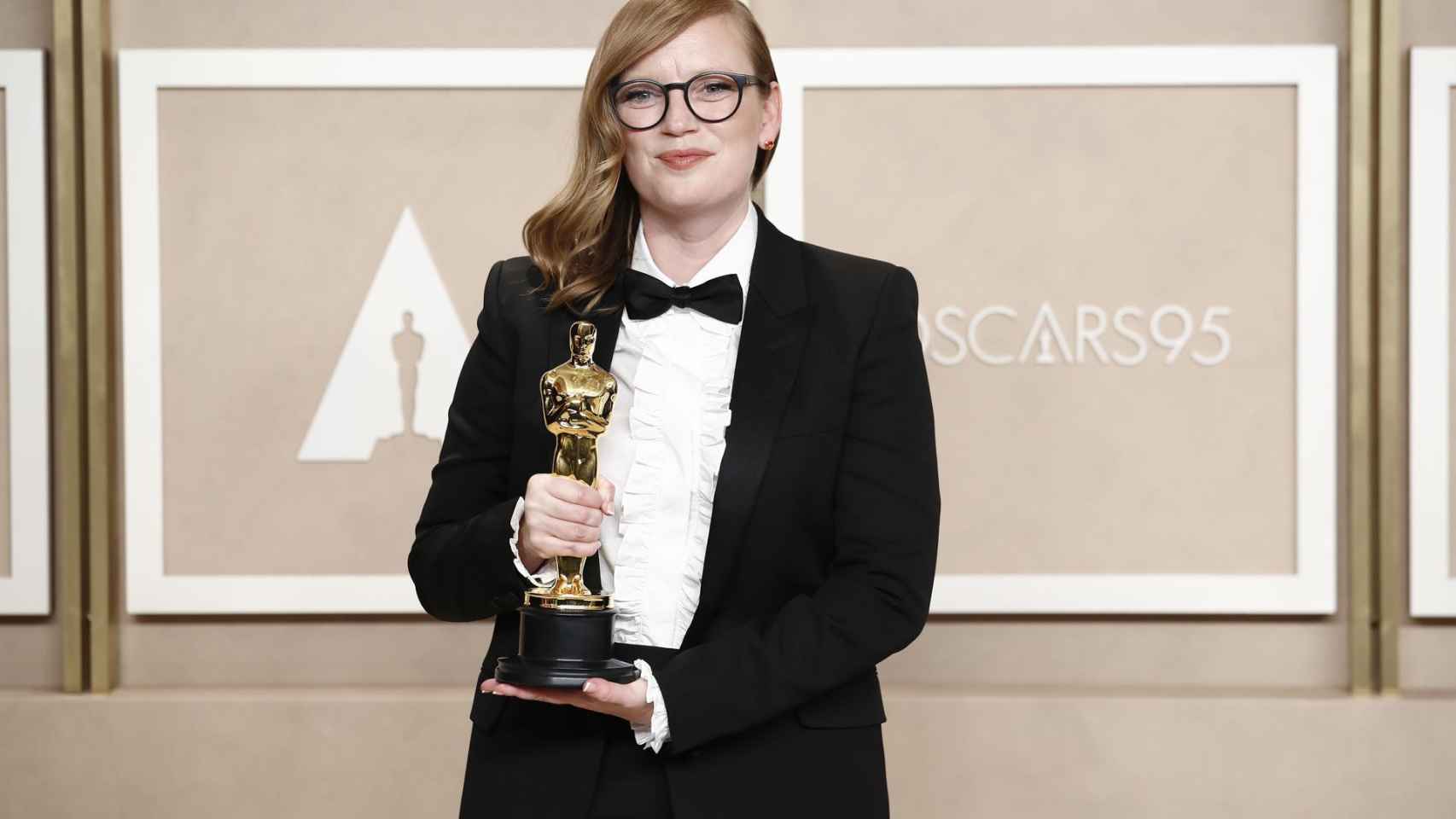Sarah Polley con el Óscar al mejor guion adaptado