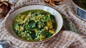 Arroz caldoso de alcachofas y espinacas, una elección vegana de temporada