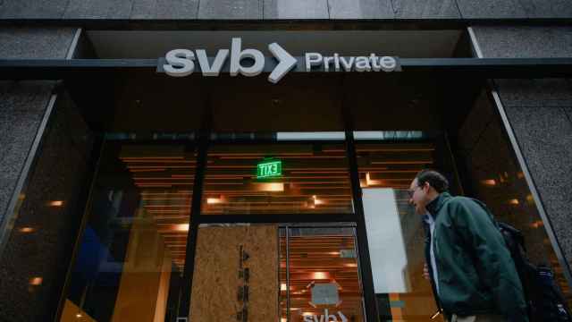 Una persona pasa por delante de la sucursal de Silicon Valley Bank en San Francisco, California (EEUU).