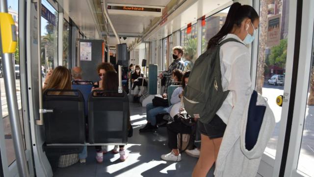 Varios pasajeros en un tranvía de la red Tram en Alicante, en imagen de archivo.