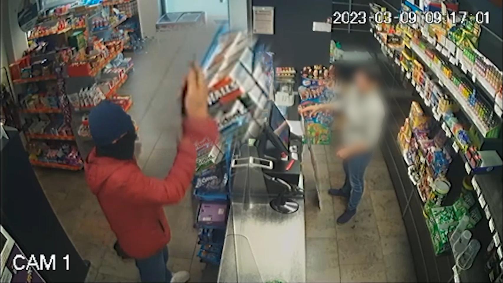 El atraco, a ojos de la cámara de seguridad de la tienda 24 horas de Santa Pola