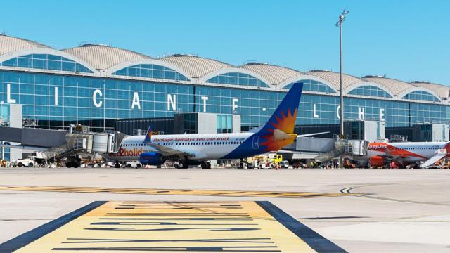 Aviones en el aeropuerto de Alicante, en imagen de archivo.