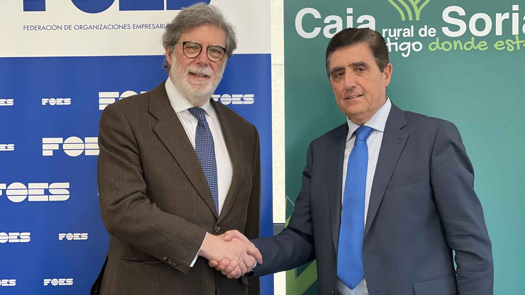 Firma del convenio entre Caja Rural de Soria y FOES.