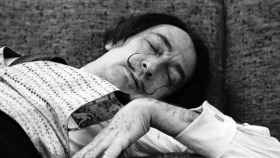 Salvador Dalí echándose la siesta.