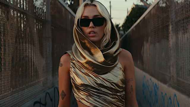 Miley Cyrus en su vídeoclip 'Flowers'.