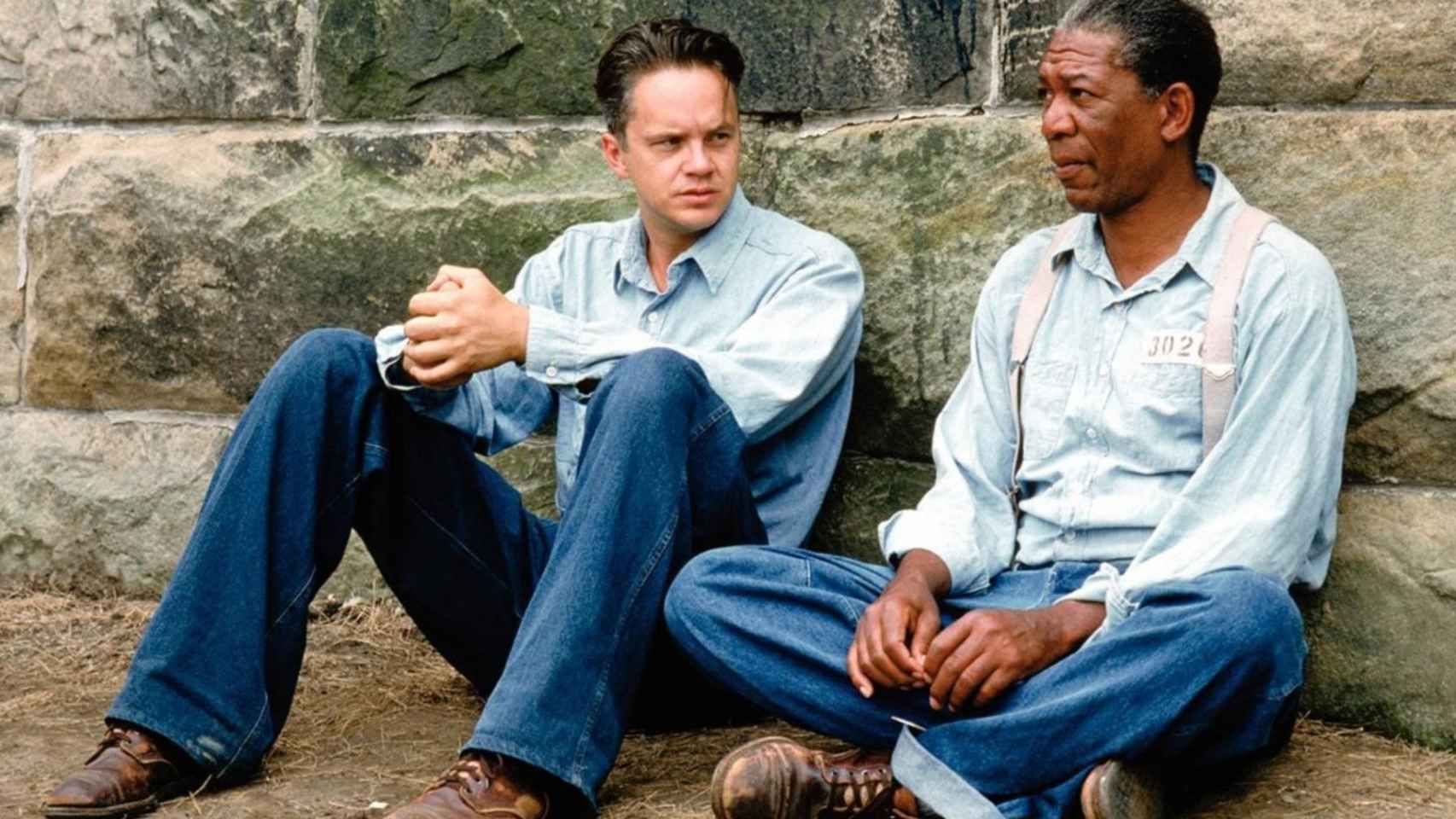 Tim Robbins y Morgan Freeman en un fotograma de 'Cadena perpetua', dirigida por Frank Darabont