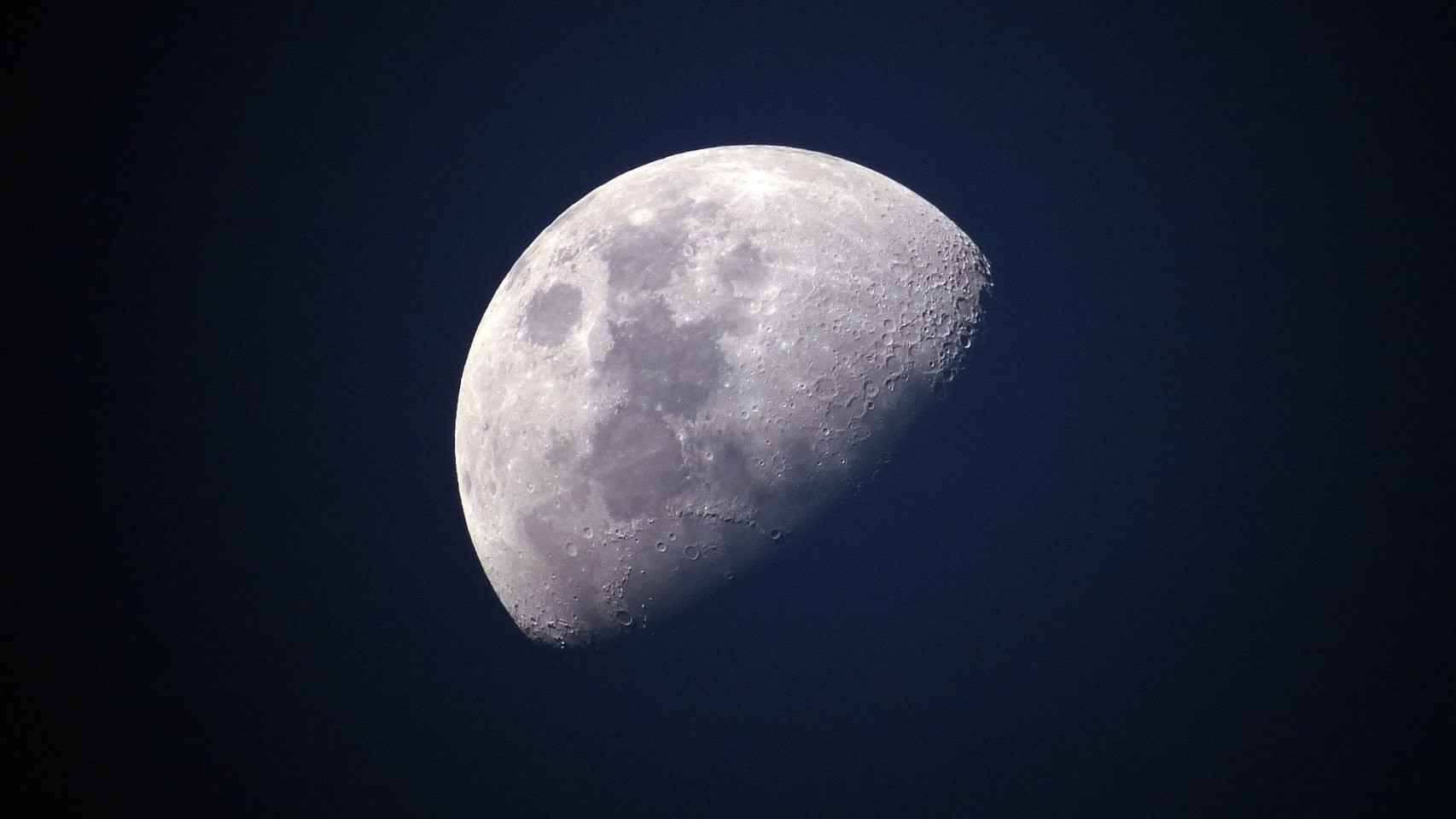 A menos que tengas equipamiento específico, es díficil obtener imágenes de la Luna tan buenas como esta