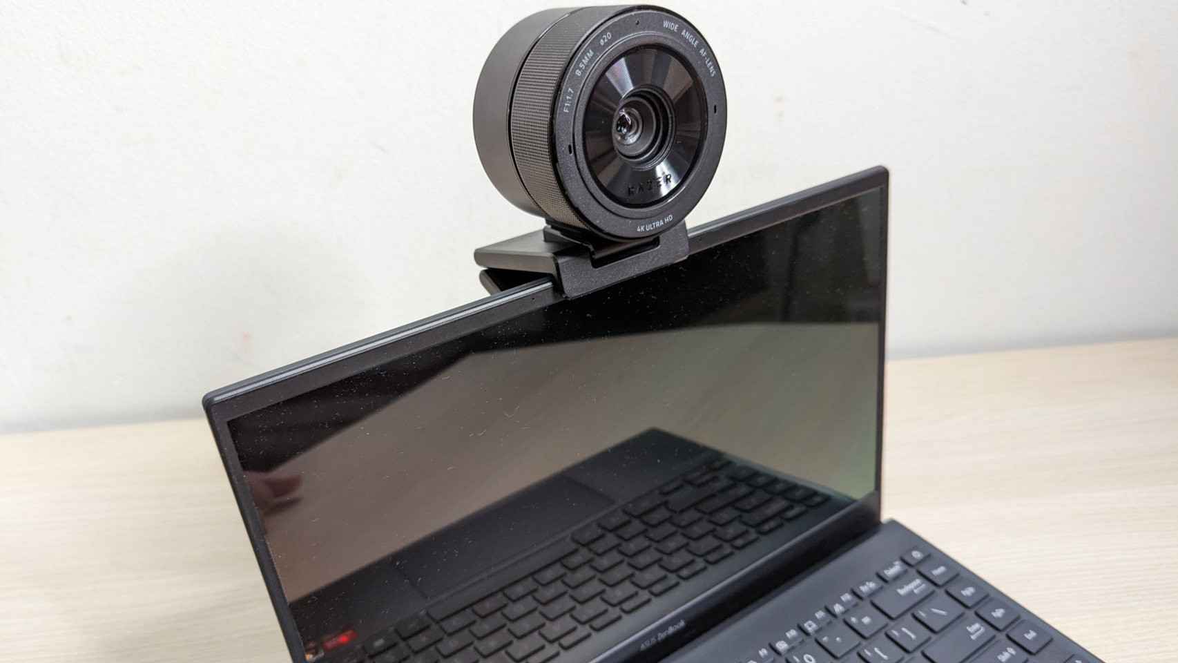 Buena suerte encontrando el equilibrio para usar esta gigantesca webcam de Razer