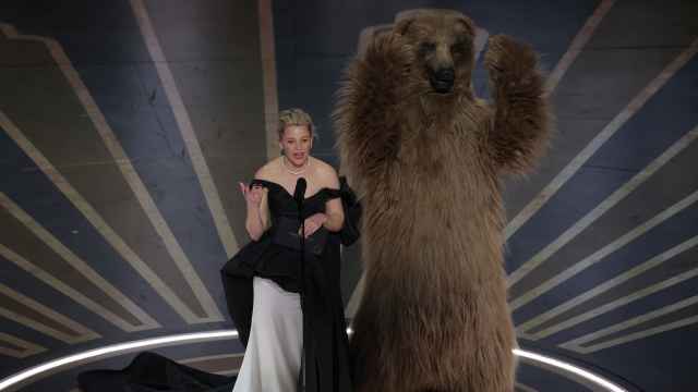 Elizabeth Banks, junto al oso, en la gala de los Oscar.