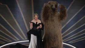 Elizabeth Banks, junto al oso, en la gala de los Oscar.
