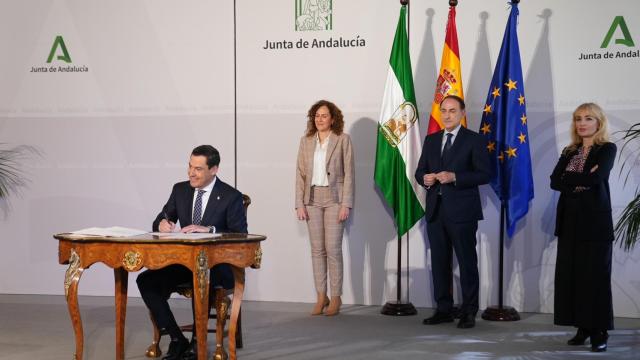 El presidente de la Junta de Andalucía, Juanma Moreno, durante la firma del pacto social y económico por el impulso de Andalucía.