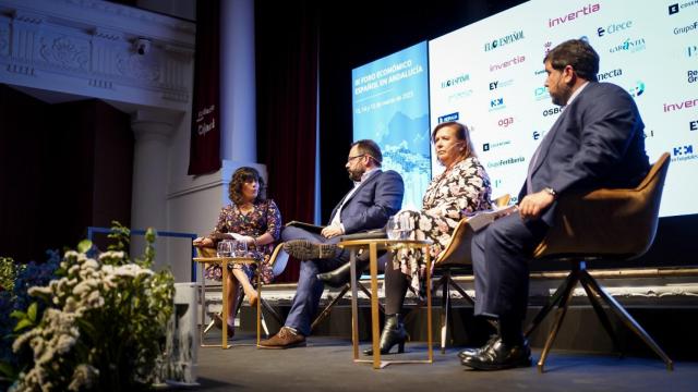 Rosana González Pereda, directora general del Hotel Colón Gran Meliá de Sevilla; Eduardo Ortega, redactor jefe de Invertia; Yolanda de Aguilar Rosell, secretaria general para el Turismo de la Junta de Andalucía; Juan Zapata, presidente de la Federación Andaluza de Hoteles y Alojamientos Turísticos.