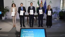 Los firmantes del Pacto Social. La secretaria de CCOO en Andalucía, Nuria López; el consejero de Interior de la Junta, Antonio Sanz; el presidente de la Junta de Andalucía, Juanma Moreno; el presidente de la CEA, Javier González de Lara y la secretaria general de UGT en Andalucía, Carmen Castilla.