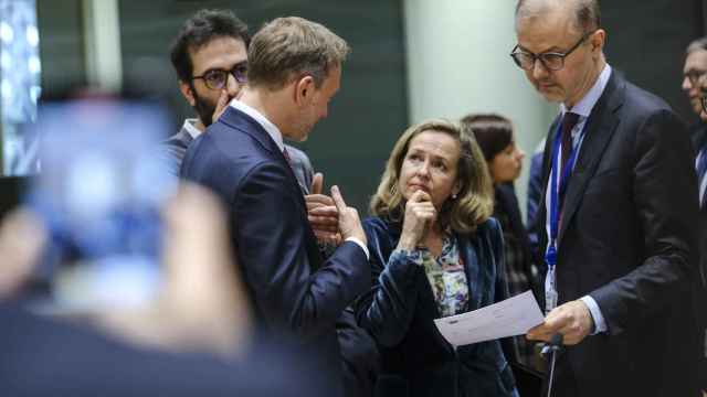 La vicepresidenta Nadia Calviño conversa con el ministro de Finanzas alemán, Christian Lindner, durante el Eurogrupo de este lunes