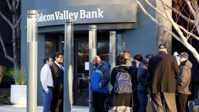 Dos representantes del FDIC habla con varios clientes de Silicon Valley Bank en el exterior de la sede de la entidad en Santa Clara, California (EEUU).