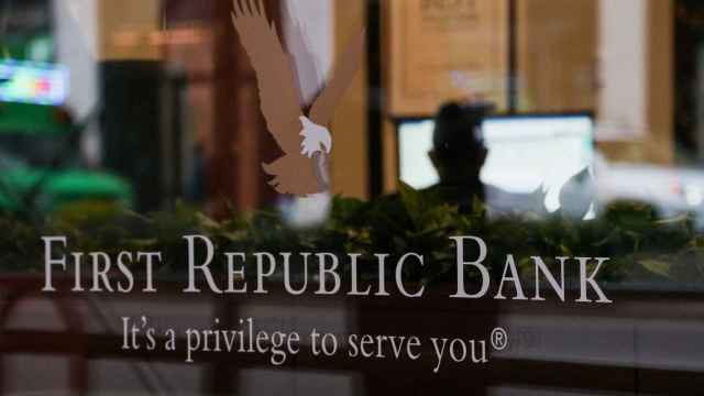 Logo del First Republic Bank en su sede de Park Avenue, en Nueva York.