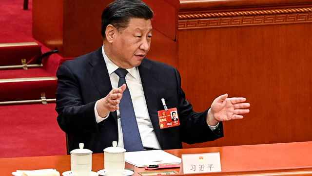 El presidente de China, Xi Jinping, habla con otros líderes durante la cuarta sesión plenaria de la Asamblea Popular Nacional (APN) en el Gran Salón del Pueblo en Beijing el 11 de marzo de 2023.