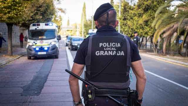 Un agente de la Policía Local de Granada.