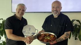 Quique y Daniel junto a la famosa paella 'cheeseburger' que elaboran en su restaurante de Miami.