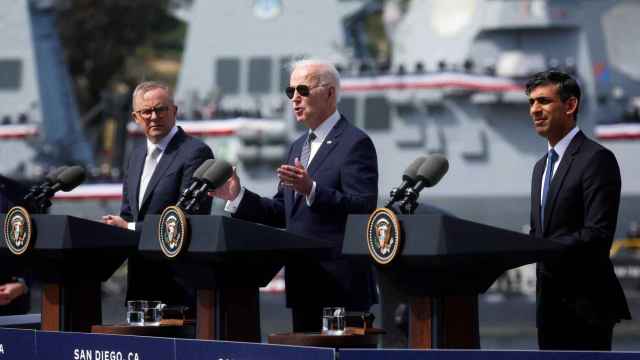 El presidente de los EE. UU., Joe Biden, el primer ministro australiano, Anthony Albanese, y el primer ministro británico, Rishi Sunak, pronuncian comentarios sobre el AUKUS.