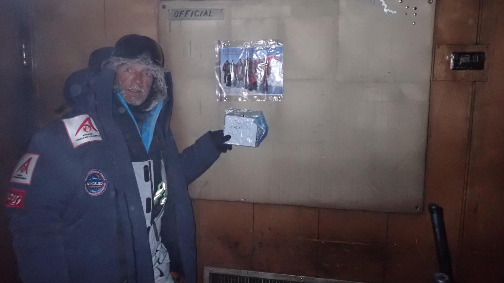 Ignacio Oficialdegui en el interior de la Base Plateau, una estación de investigación estadounidense inactiva desde hace décadas