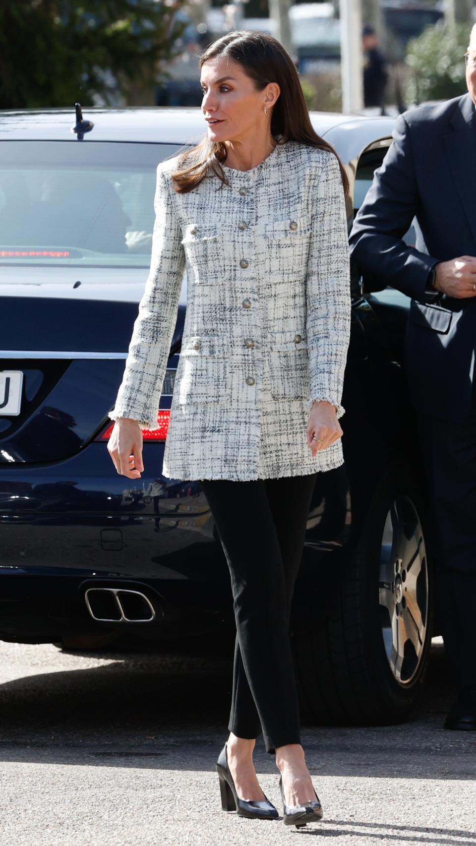 Letizia emula un de Chanel con una chaqueta nueva, blanca y con botones dorados de Massimo