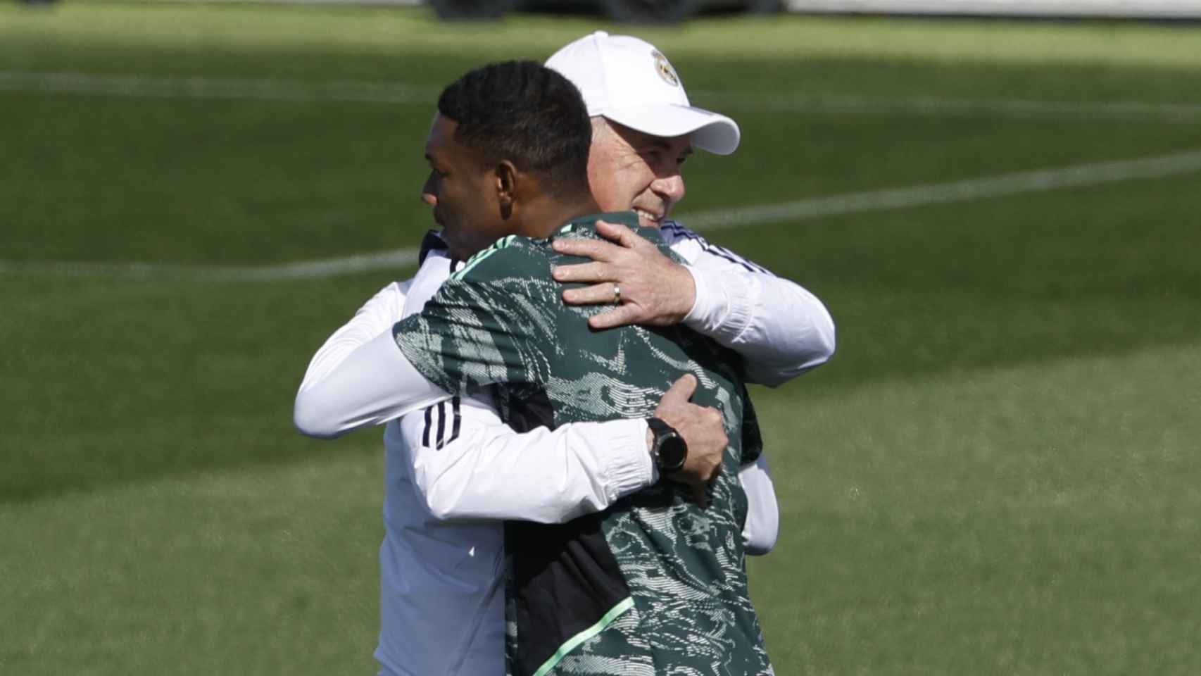 Ancelotti se abraza con Alaba en el entrenamiento del Real Madrid