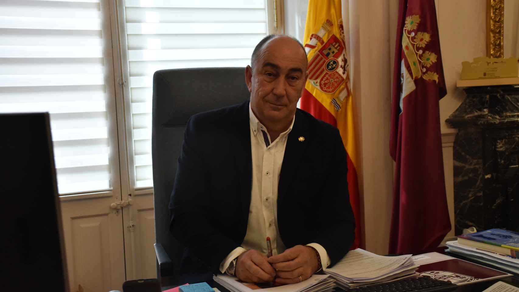 El presidente de la Diputación posa en su despacho