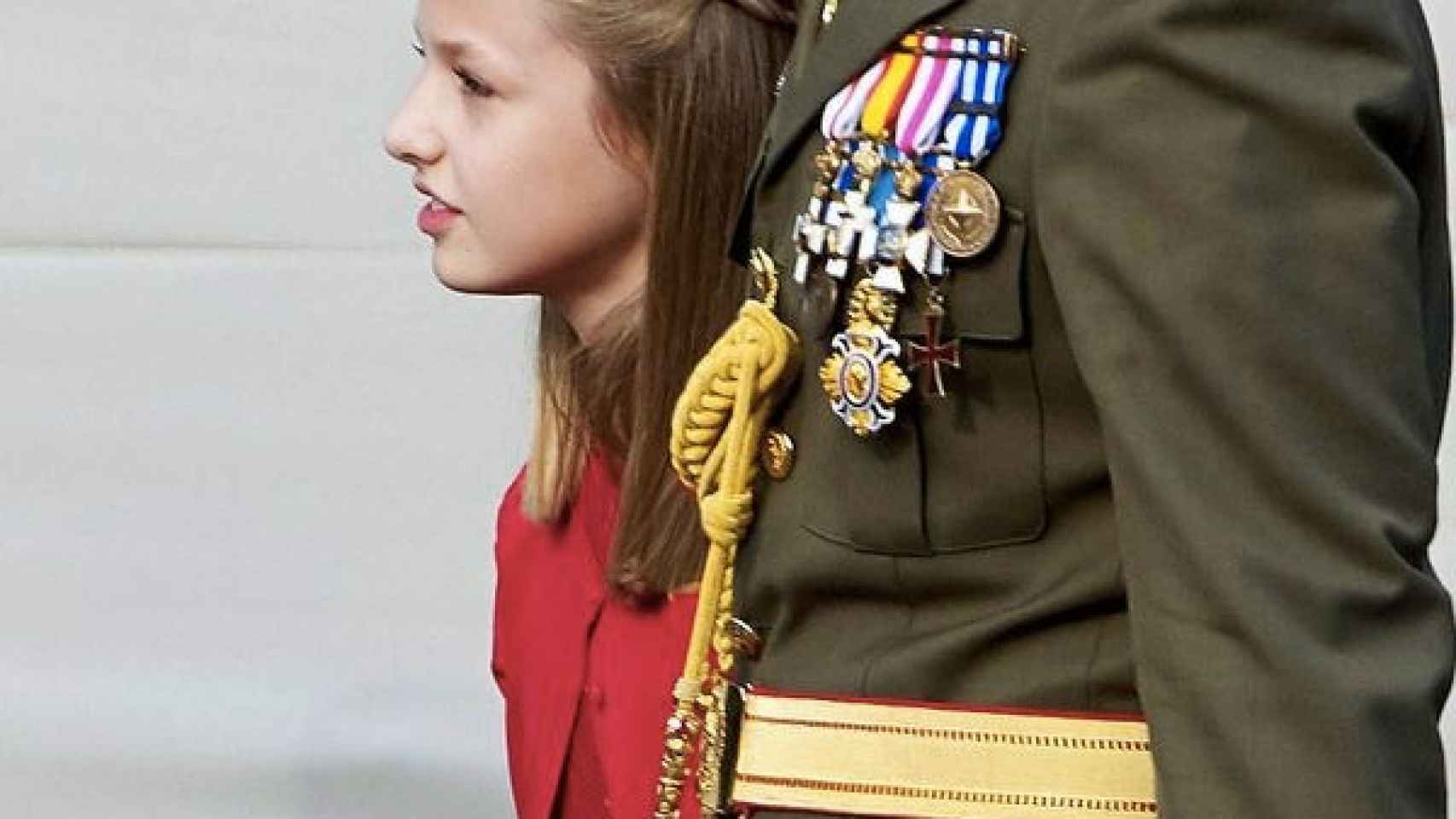 La princesa Leonor, en el desfile del 12 de octubre de 2017, junto a su padre.