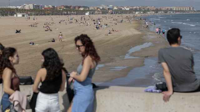 Varias personas en una playa valenciana el pasado fin de semana.