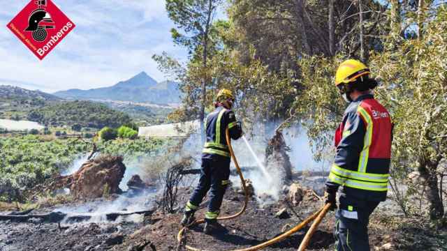 Los Bomberos extinguen un incendio forestal en Callosa d’Ensarrià