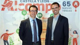 El director territorial de Alcampo en Castilla y León, Jesús López; junto al responsable de la empresa en la zona norte, Óscar Monclús.