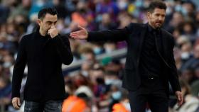 Xavi Hernández y Simeone, durante un partido de Liga