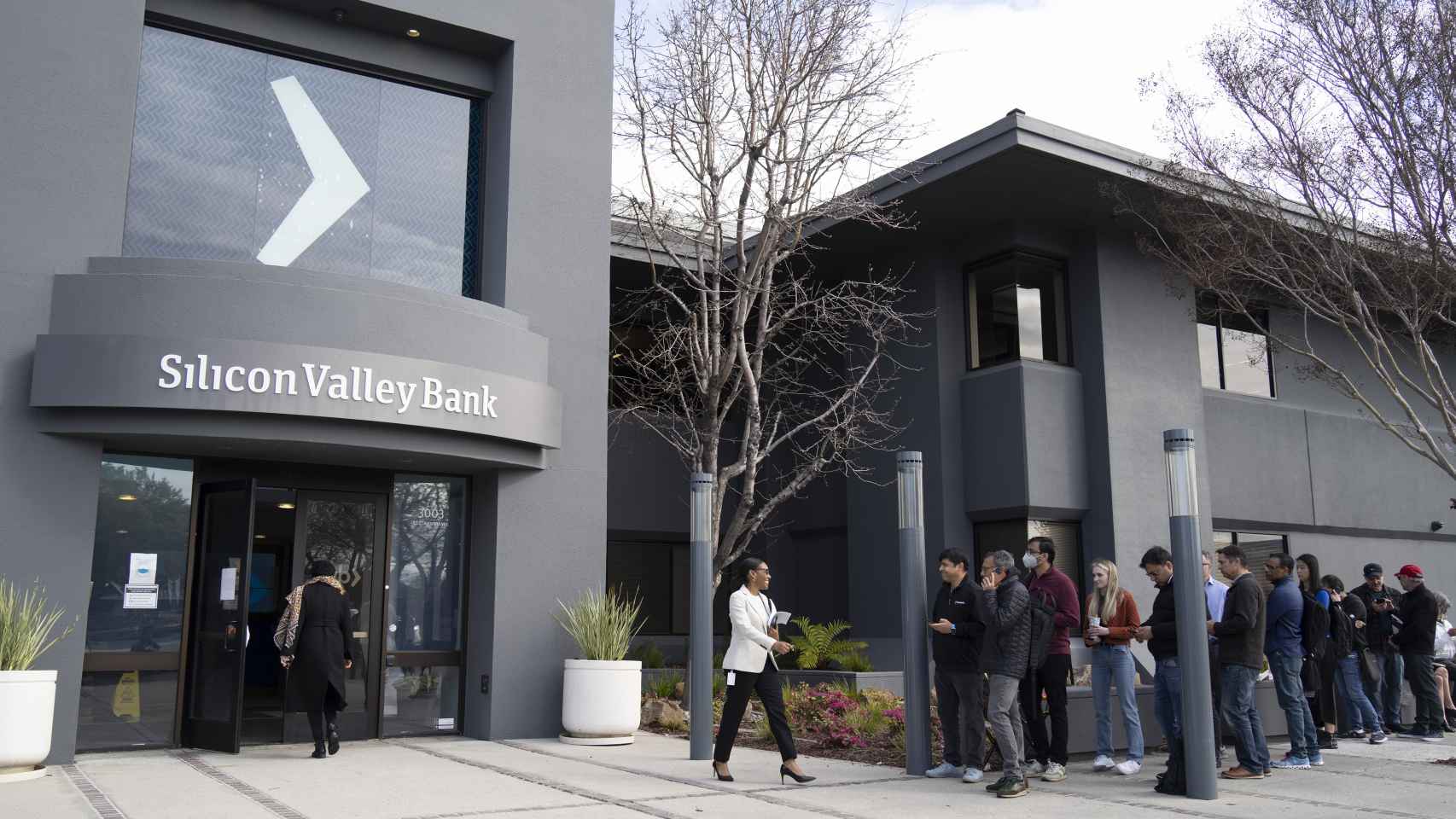 Personas aguardando a la entrada de las oficinas de Silicon Valley Bank.