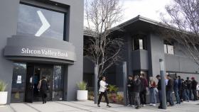 Personas aguardando a la entrada de las oficinas de Silicon Valley Bank.