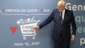 Juan Roig señala una infografía para justificar el alza en los precios de sus supermercados. EE