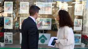 Una joven busca asesoramiento para comprar una vivienda.